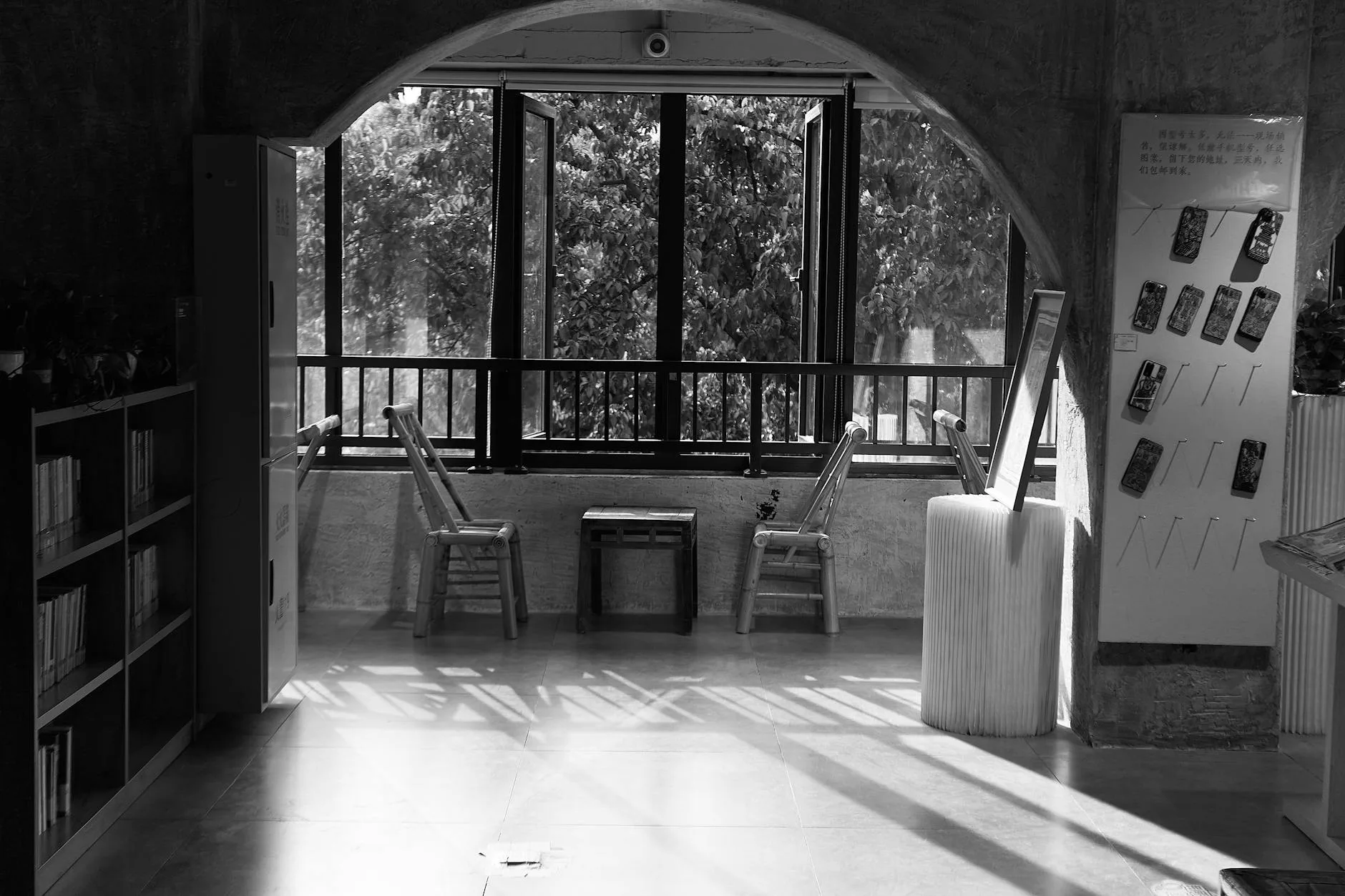 Czarno-białe domowe miejsce do czytania z krzesłami przy oknie