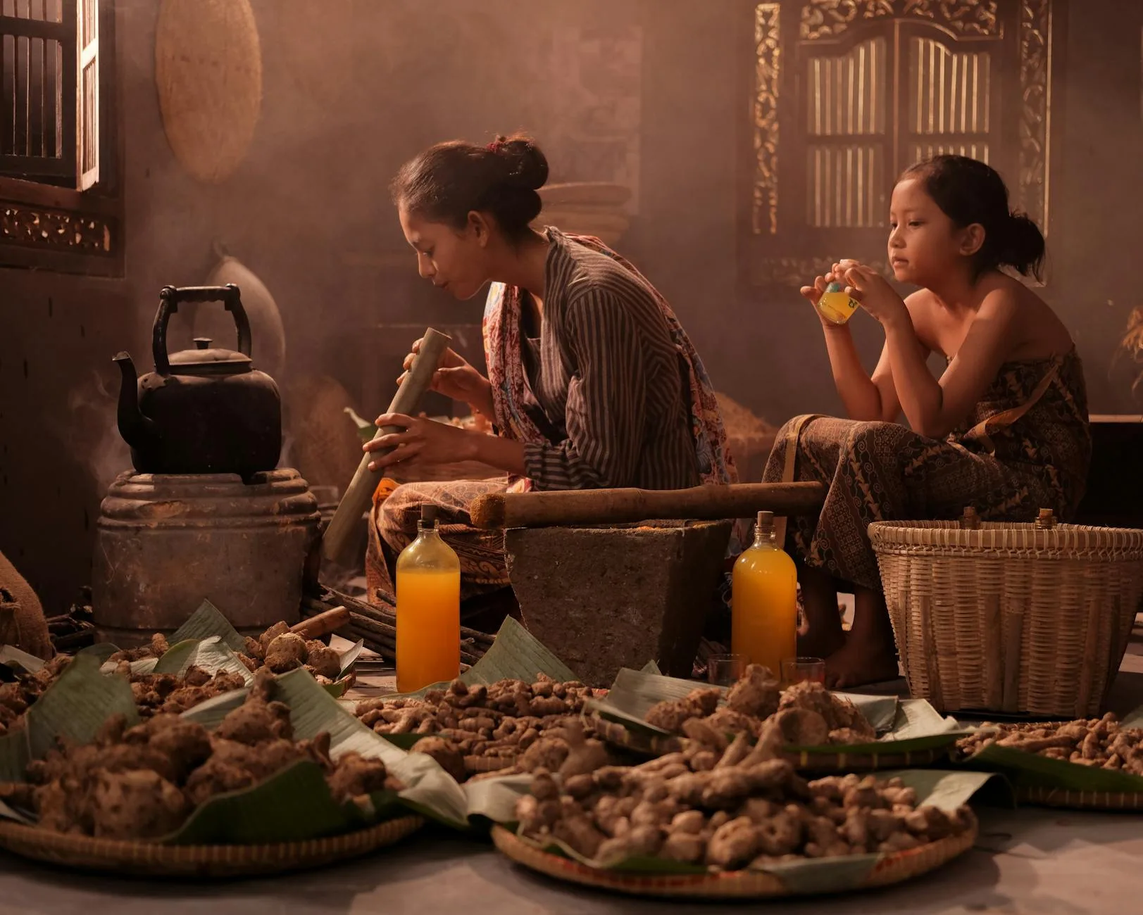 Kubek ziołowej herbaty i suszone zioła na drewnianym stole